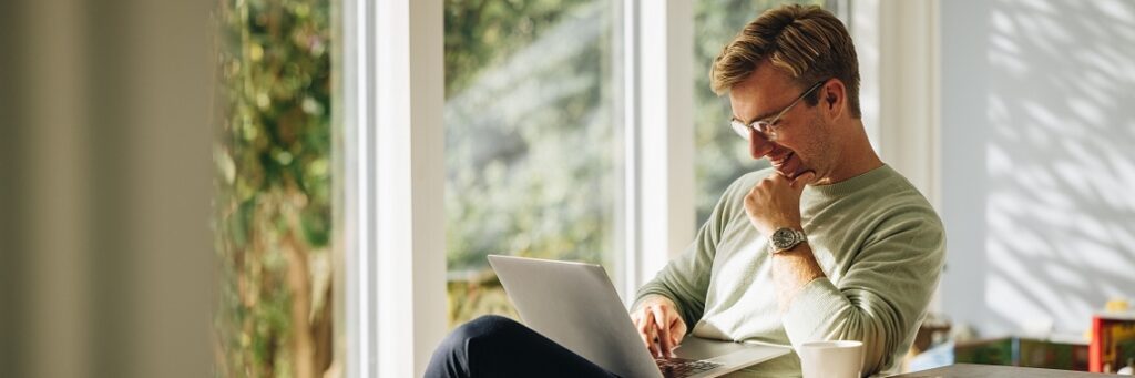 Hombre mirando un laptop