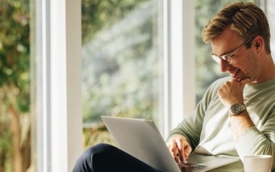 Hombre mirando un laptop